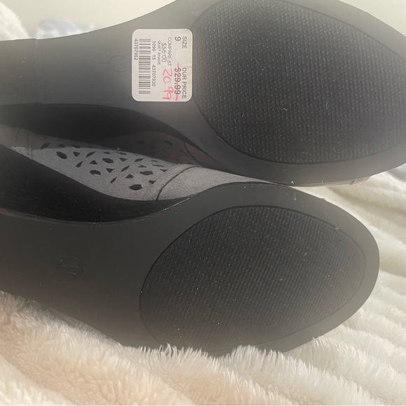 Gray wedged heeled booties - Picture 2 of 3